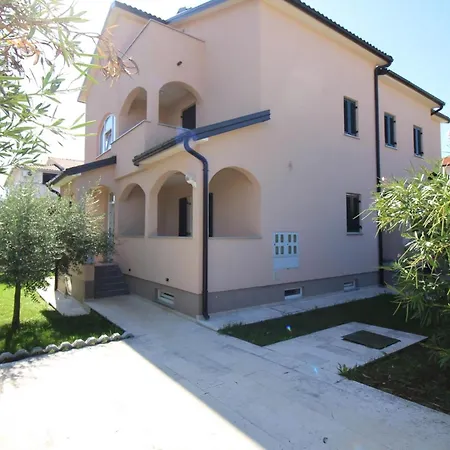 Iko 1 In Mit Terrasse Porec